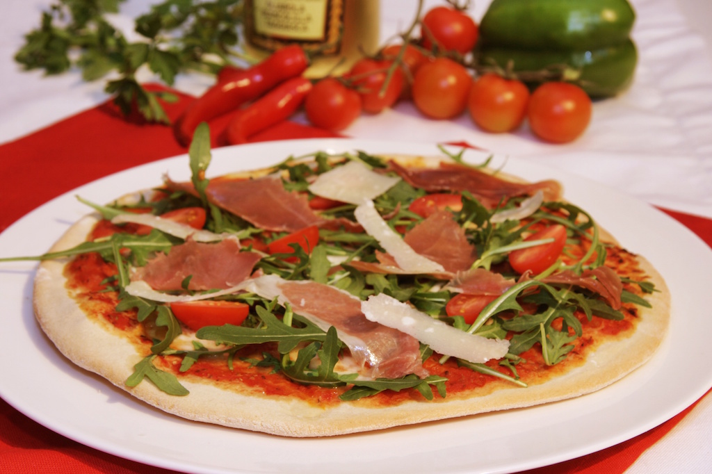 Pizza mit Rucola, Büffelmozzarella und Parmaschinken