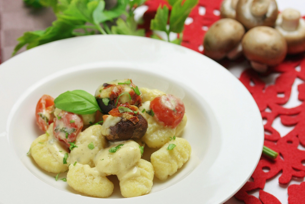 Gnocchi in Frischkäse-Sauce mit gefüllten Champignons