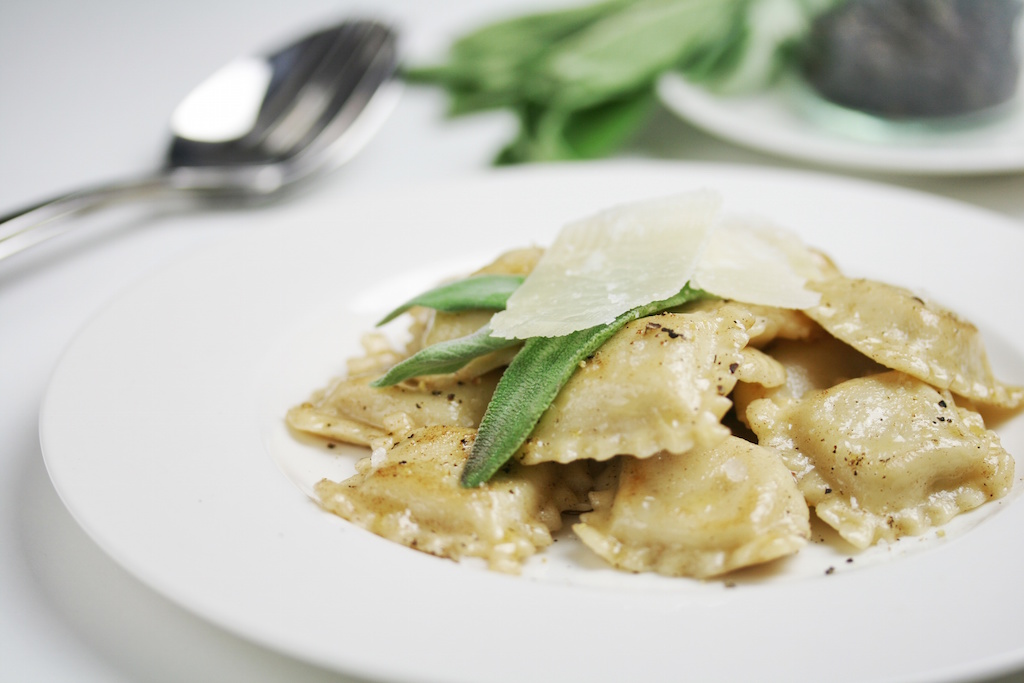Ravioli mit Walnuss-Schalotten-Füllung in gebräunter Salbeibutter