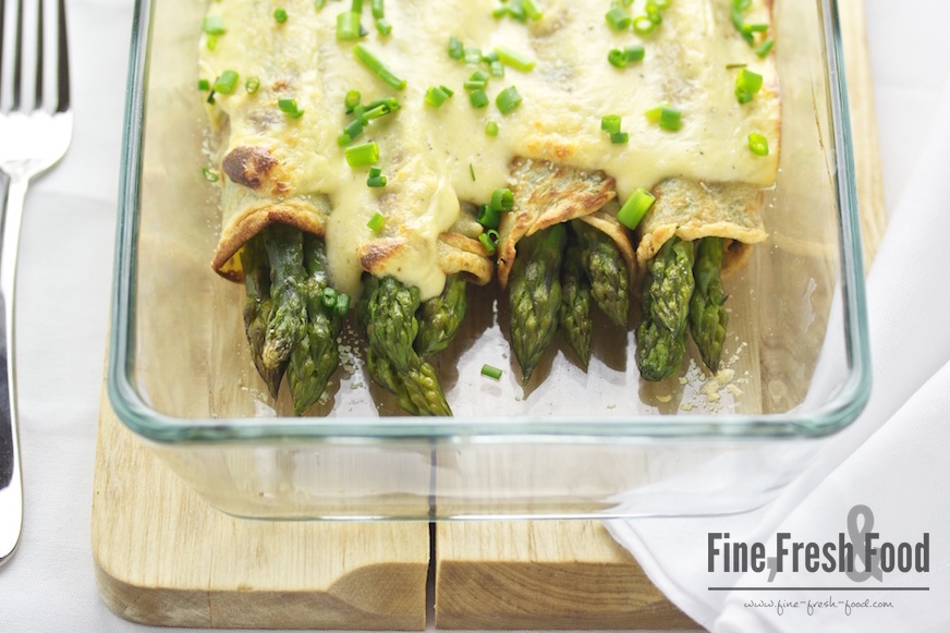 Grüner Spargel im Kräuterpfannkuchen