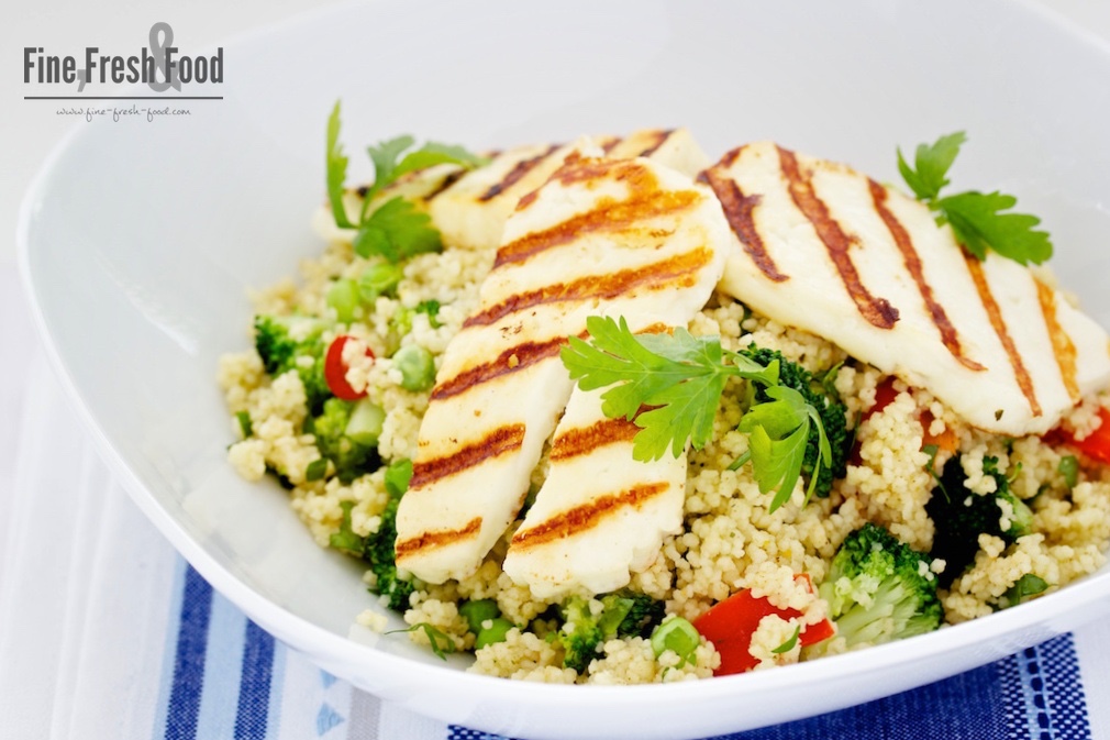 Halloumi auf warmen Couscous-Salat