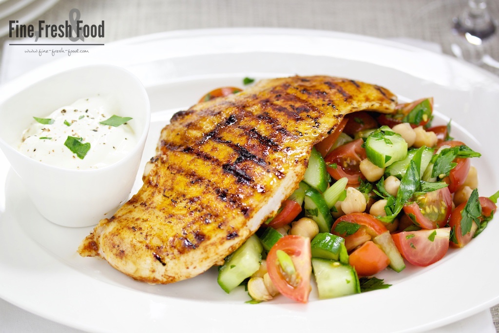 Gegrilltes Harissa-Hähnchen auf Kichererbsensalat