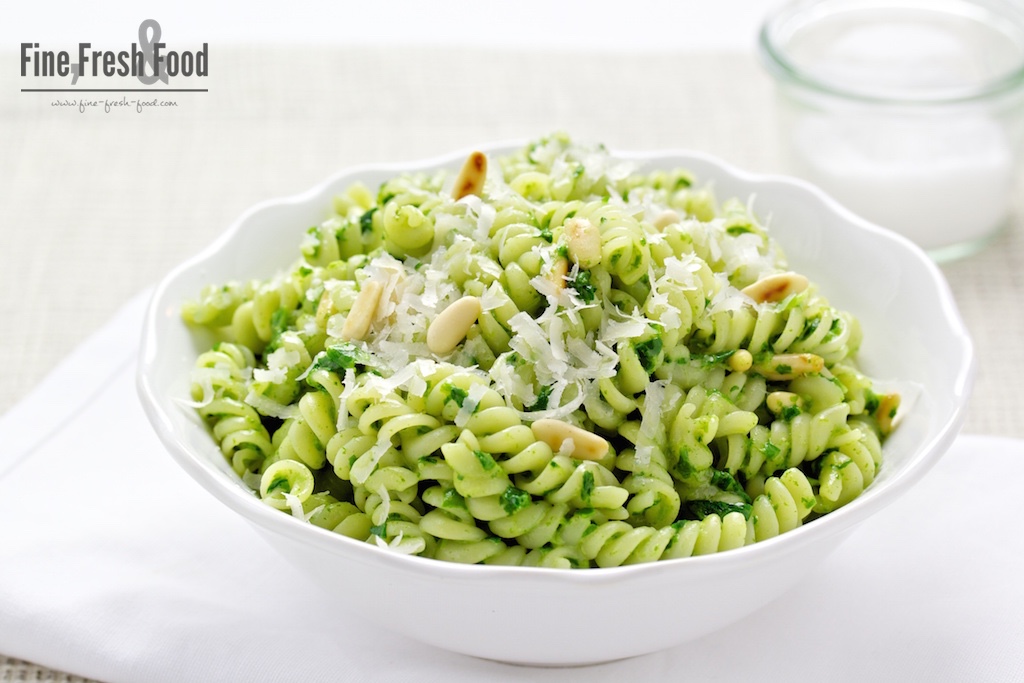 Pasta mit Spinat-Mascarpone-Sauce und Pinienkernen