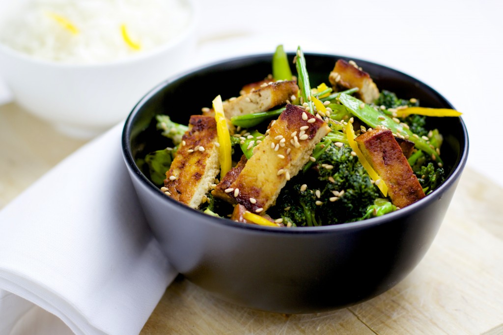 WOKGEMÜSE MIT TOFU UND SESAM
