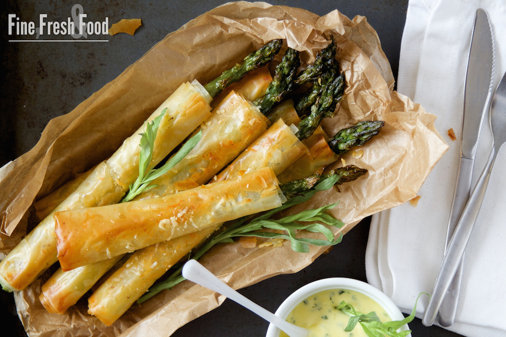 Spargel im Filo-Mantel mit Estragon-Dip