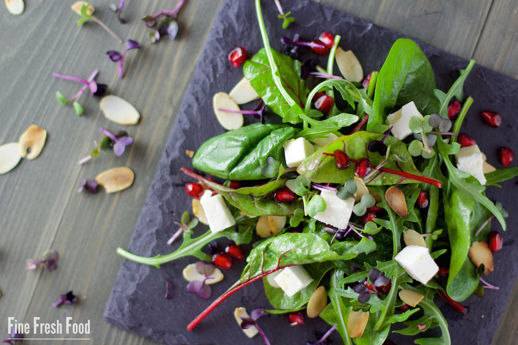 Blattsalat mit Granatapfel und Feta
