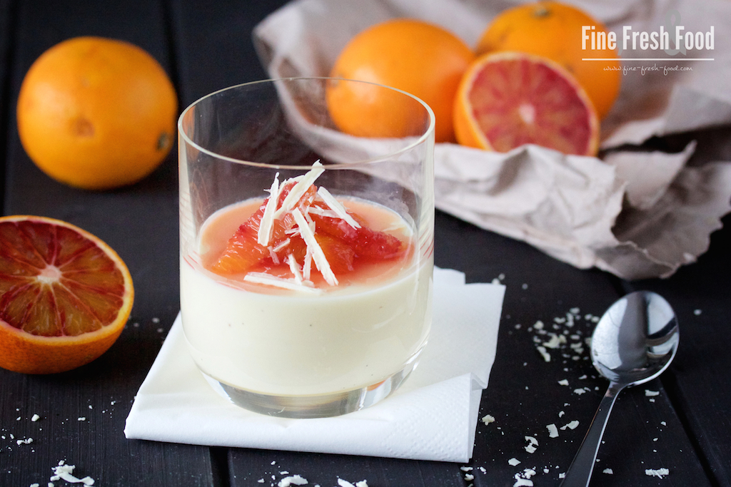 Weiße Schokoladen-Panna-Cotta mit Blutorangen