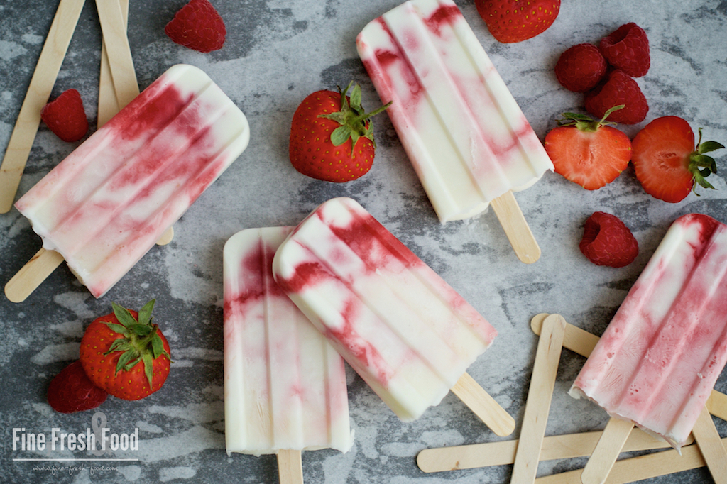 ERDBEER-HIMBEER-JOGHURT POPSICLES