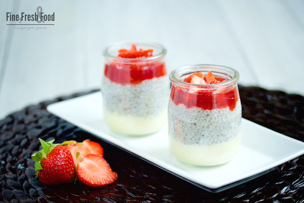 CHIA-PUDDING MIT MANGO-QUARK UND ERDBEEREN
