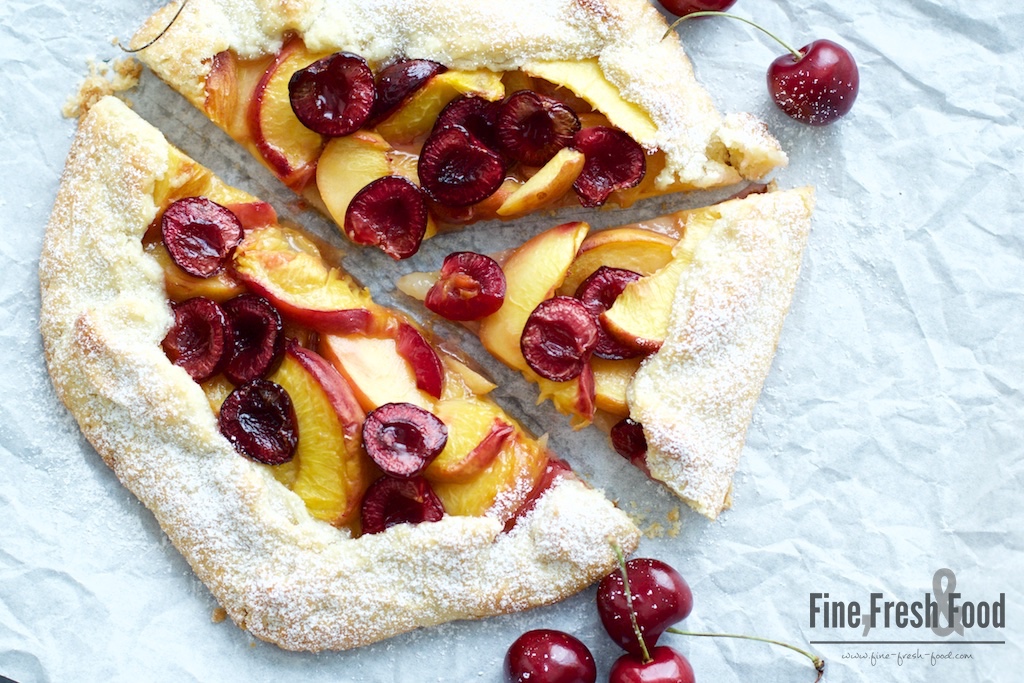 Sommerliche Pfirsich-Kirsch-Galette