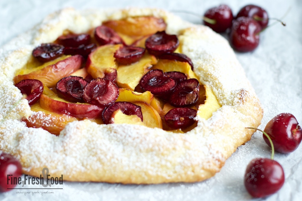 Sommerliche Pfirsich-Kirsch-Galette