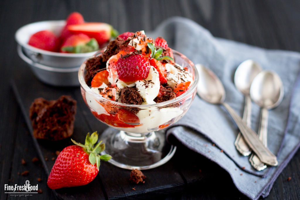 Eton Mess mit Schokokuchen