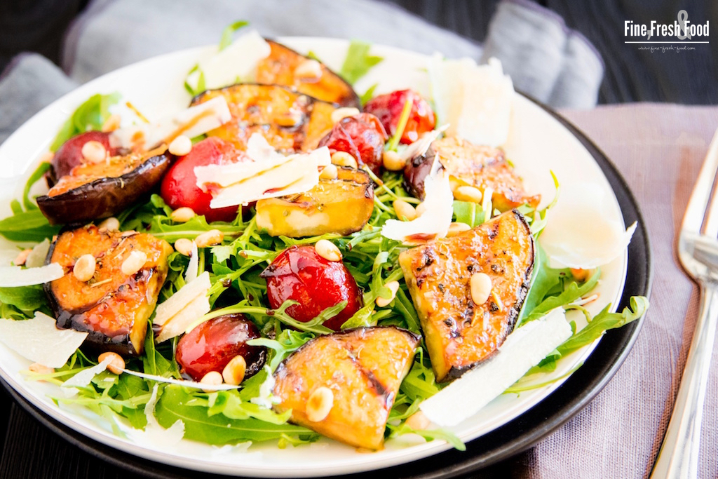 Rucola-Salat mit Balsamico-Tomaten und Aubergine