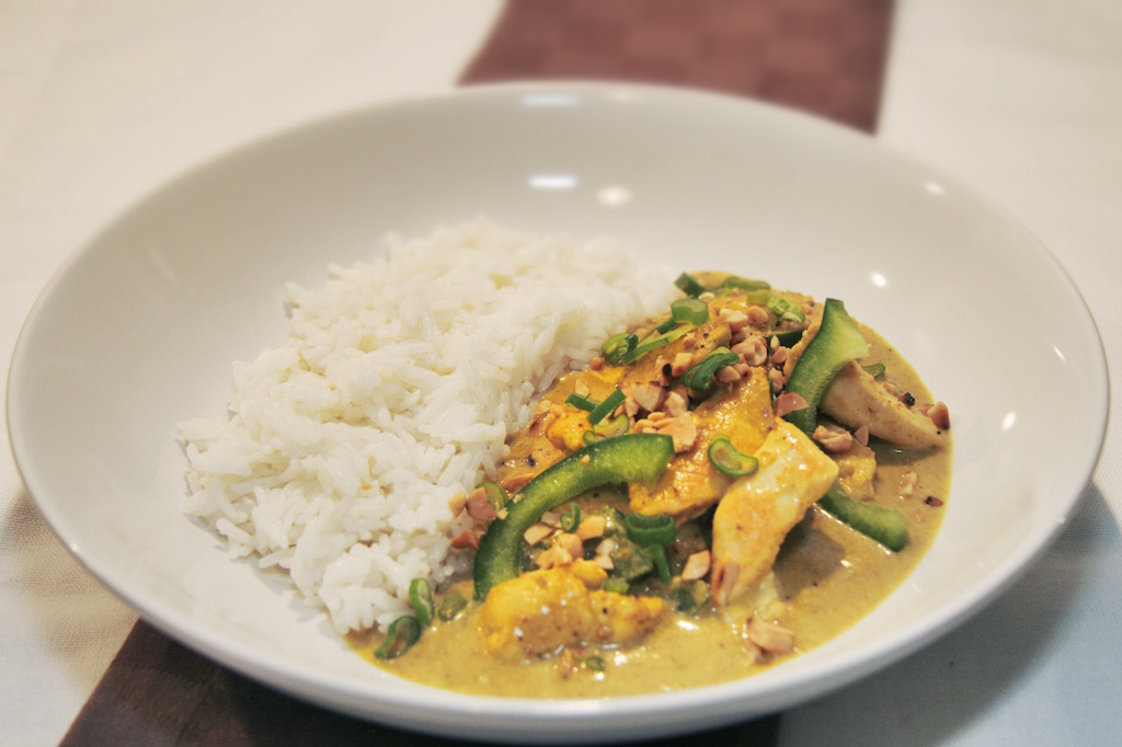 Hähnchen-Erdnuss-Curry mit Basmati-Reis