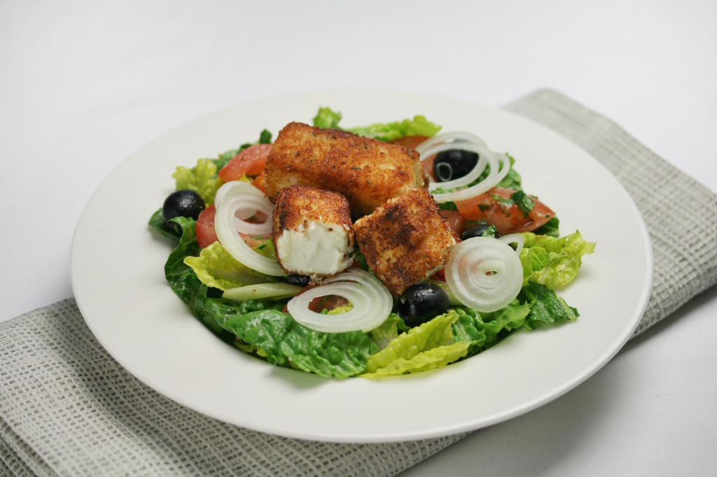Salat Griechischer Art mit paniertem Feta